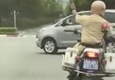 CSGT lái môtô mở đường cho xe chở sản phụ vỡ ối đi cấp cứu
