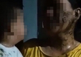 Hai mẹ con bé trai 2 tuổi bị đổ phân bẩn lên người vì nợ nần