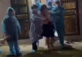 [Clip] Người phụ nữ là F1 liên quan đến ổ dịch giáo phái chống trả quyết liệt khi bị đưa di cách ly
