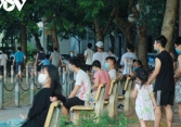 Người dân tập thể dục kín hồ Trung Văn, bất chấp quy định phòng chống dịch