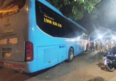 Tài xế nhốt CSGT trên xế và tông vào lán trại của chốt kiểm soát dịch
