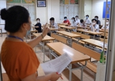 Thí sinh đến điểm thi vào lớp 10 ở Hà Nội trong mưa