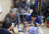 Hà Nội nhộn nhịp ngày đầu hàng quán được mở cửa trở lại