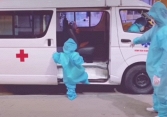 Xót xa với hình ảnh bé gái 5 tuổi dương tính Covid-19 mặc đồ bảo hộ một mình lên xe cấp cứu