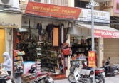 Các hộ kinh doanh đồ lưu niệm trên phố cổ Hà Nội lo phá sản