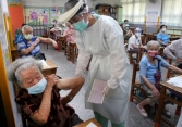 Hàng chục triệu liều vaccine viện trợ của Mỹ tới trễ vì lý do gì?