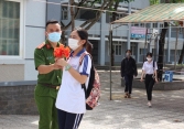 Chiến sĩ công an kết hoa phượng tại sân trường tặng cho nữ sinh thi THPT quốc gia