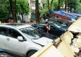 Bức tường trường mầm non 50m đổ sập đè lên 13 xe ôtô 