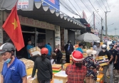 Các nhà xe quá tải vì người dân gửi hàng tiếp tế cho người thân ở Sài Gòn