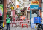Một Sài Gòn 'băng bó' thấy thương
