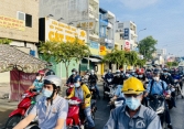 TP.HCM ngày thứ 4 giãn cách xã hội: Người đưa 'giấy thông hành' đông đúc tại các chốt kiểm soát