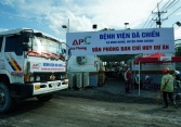 Hàng trăm công nhân làm việc thâu đêm suốt sáng cấp tốc xây dựng thêm hai bệnh viện dã chiến