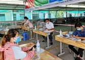 Tài xế chở hàng đường dài gặp nhiều khó khăn với giấy xét nghiệm Covid-19