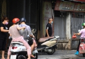 Chủ tiệm ở Hà Nội vẫn dọn bán hàng vì ngủ sớm từ tối hôm trước