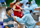 Hà Nội tạm đình chỉ cán bộ phường ưu tiên đưa nhiều người thân đi tiêm vắc xin Covid-19