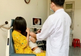 Bé gái hai tuổi bị hàng chục con giòi làm ổ trong tai