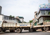Hà Nội: Dùng xe tải, gạch và thùng container làm chốt phong tỏa