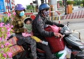 Nhiều nơi hỗ trợ tiền và lương thực cho người dân vượt nghìn cây số để về quê