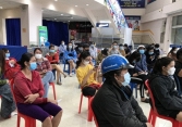 Siêu thị ở TP.HCM hết sớm thịt heo và cá