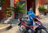 Công an tặng xe máy mới cho nữ lao công bị cướp ở Hà Nội