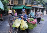 Hà Nội: Họp chợ ngay dưới lòng đường, bất chấp quy định chống dịch
