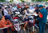 TP.HCM: Mỗi ngày khoảng 1 triệu lượt người ra đường, dự báo còn tăng