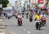 Đường phố TP.HCM vẫn đông xe cộ di chuyển