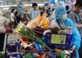 Người dân TPHCM mua hàng tích trữ sau khi có quyết định siết chặt giãn cách