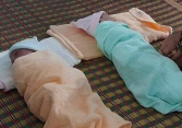 Hai em bé chào đời giữa mùa dịch được cha đặt tên là Cô Na và Cô Vy 