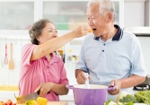 Dinh dưỡng và chăm sóc sức khỏe người cao tuổi phòng chống Covid-19