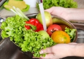 Có nên phun chất khử khuẩn lên thực phẩm?