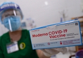 Những người ở TPHCM lo “đứt” vắc xin tiêm mũi 2