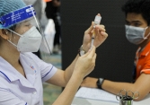 Chuyên gia đề xuất để người tiêm hai mũi vaccine Covid-19 trở lại cuộc sống 'bình thường mới'