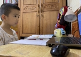 Nghẽn mạng ngày đầu học trực tuyến, giáo viên, học sinh và phụ huynh đều 'chật vật'