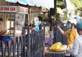 Dân Đồng Tháp Mười đổ đi mua bánh mì, hủ tiếu ăn sáng sau 50 ngày ở yên trong nhà