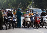 Hà Nội tiếp tục sử dụng giấy đi đường theo mẫu cũ