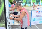 142 hộ dân ở TPHCM được phát gạo nhưng phải ký nhận tiền