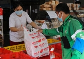 TPHCM: Phí giao hàng cao ngất ngưởng khi đặt đồ ăn mang về