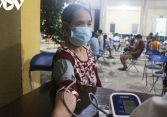 Người dân Hà Nội xếp hàng chờ tiêm vaccine trong đêm