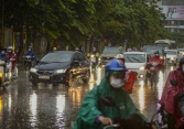 Hà Nội mưa lớn, 8h sáng nhưng trời vẫn 'tối sầm'