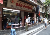 Quận Tây Hồ yêu cầu xử lý nghiêm tiệm bánh Trung thu Bảo Phương để khách xếp hàng tấp nập