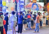 Người dân xếp hàng mua bánh trung thu ngày nới lỏng giãn cách ở vùng xanh