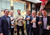 Tổng Thống Brazil phải ăn pizza trên vỉa hè New York do không có xác nhận tiêm chủng Covid-19.