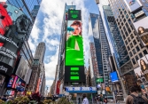 Phùng Khánh Linh rực sáng giữa billboard tại trung tâm Quảng trường Thời Đại, New York, Mỹ