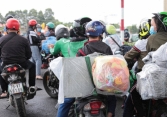Hàng trăm người dân tự ý về quê bằng xe mắc kẹt ở cửa ngõ TPHCM bị yêu cầu quay đầu