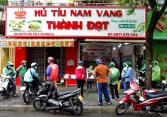 Xếp hàng mua thức ăn, cắt tóc ở TP HCM
