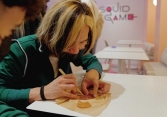 Trò chơi tách kẹo đường trong Squid Game đã lan tới châu Âu