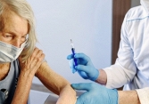 Nghiên cứu mới: Kháng thể ở người cao tuổi giảm mạnh sau nửa năm tiêm vaccine Pfizer