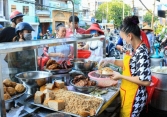 Sáng mai, hàng quán tại TP.HCM được bán tại chỗ