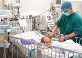 Bé trai 20 tháng hoại tử bộ phận sinh dục vì phụ huynh đắp lá thuốc để trị nhọt